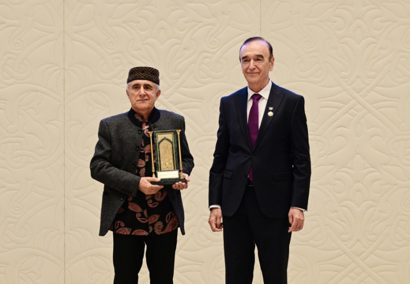Alim Qasımov Daşkənddə mükafatlandırıldı - FOTO