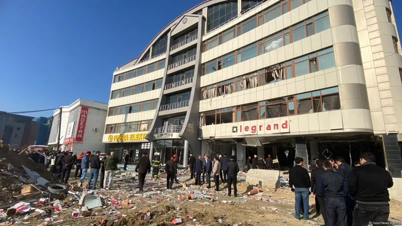 “Yeni salınan yola görə binaya yeraltı qaz sızıb” - Plaza sahibi