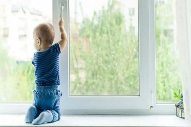 Bakıda azyaşlı pəncərədən yıxıldı