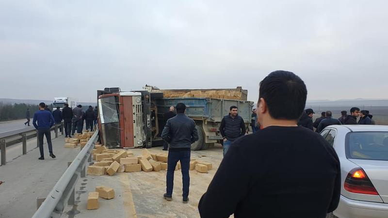 İki KamAZ toqquşdu, biri aşdı