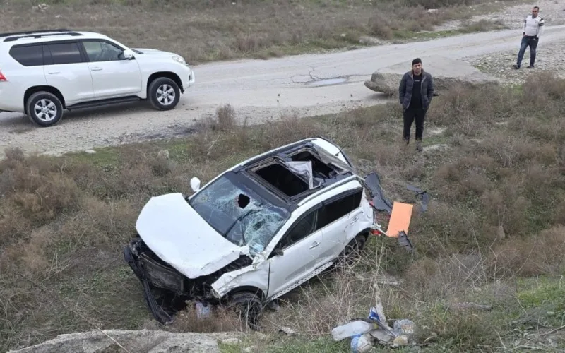 Siyəzəndə minik avtomobili aşdı: yaralananlar var