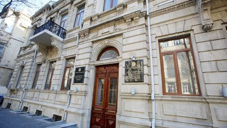 Sədr deputatın qardaşını işdən çıxardı - FOTO