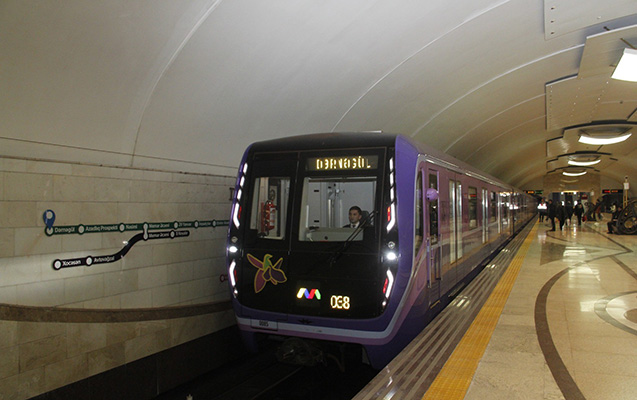 Bakı metrosunda tüstülənmə - Sərnişinlər düşürüldü