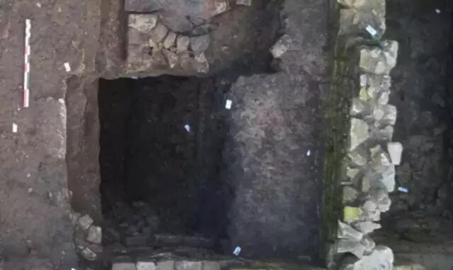 Fransada arxeoloji qazıntılarda 90 kilo sikkə tapıldı - FOTO