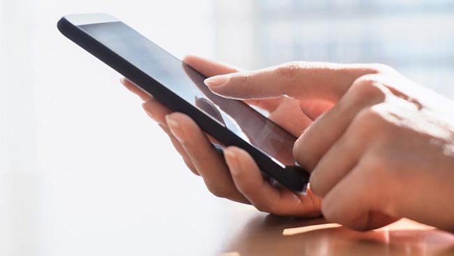 Ana həbsdə olan oğluna telefon keçirməyə cəhd edib