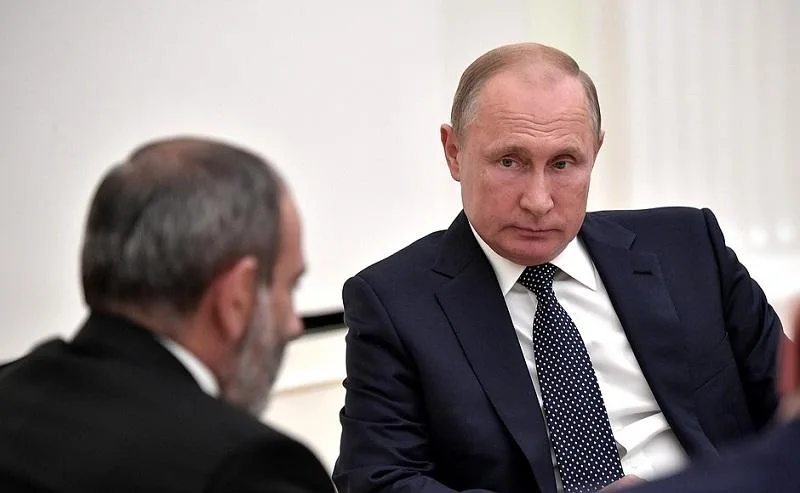 Paşinyan Putinlə görüşdü
