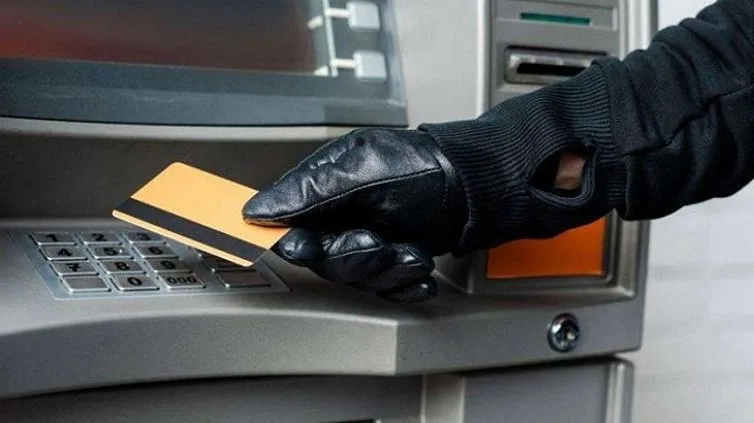 Gənc oğlan dostnun kartında olan pulunu oğurladı