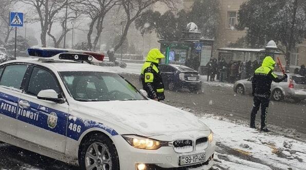 Yol polisindən qarlı hava ilə bağlı sürücülərə XƏBƏRDARLIQ