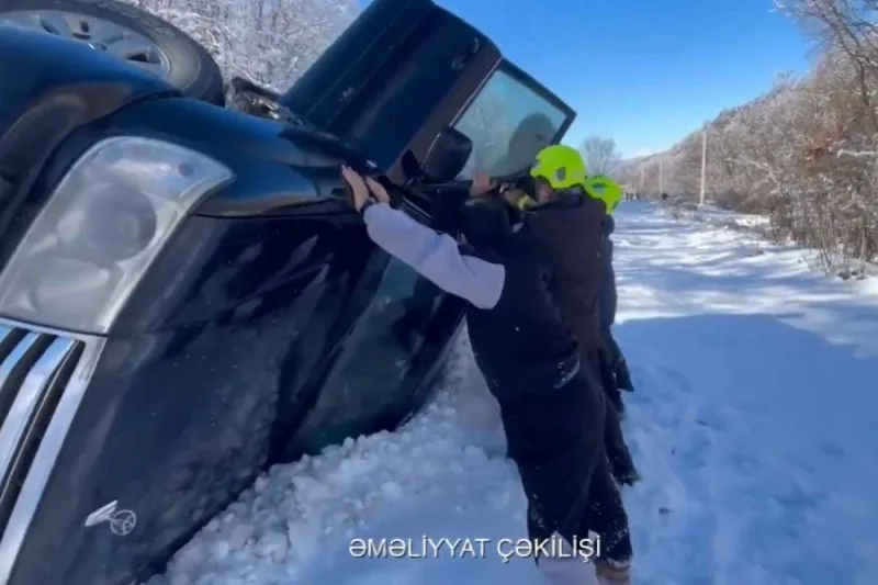 İsmayıllıda buz bağlayan yolda avtomobil aşdı - VİDEO