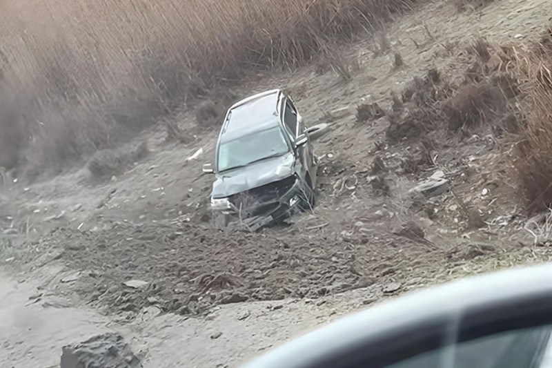 Zabratda avtomobil dərəyə aşdı