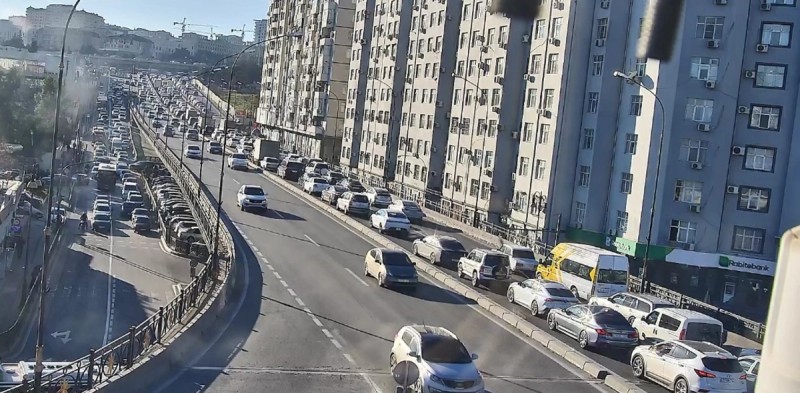 SÜRÜCÜLƏRİN DİQQƏTİNƏ: Bu yollarda tıxac var - YENİLƏNİB
