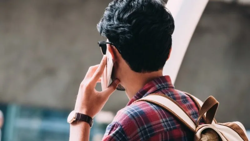 Ona borcu olan şəxsi telefonda təhqir edən qazi cərimələndi