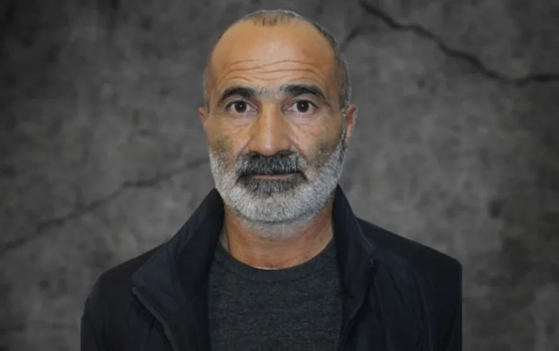 Məzar daşını sındırdığı üçün həbs edildi