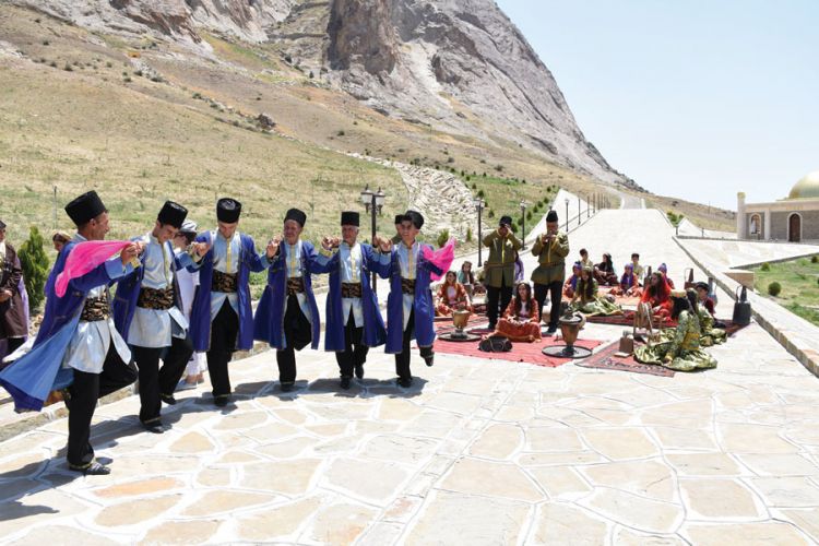 Ənənədən trendə: Folklorumuzun sosial mediaya sıçraması nəyə gətirəcək?