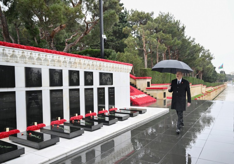 Prezident 20 Yanvar şəhidlərinin xatirəsini yad etdi - FOTOLAR