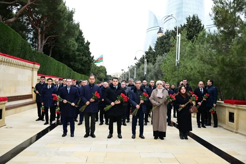 Mədəniyyət Nazirliyinin kollektivi 20 Yanvar şəhidlərinin xatirəsini yad edib - FOTOLAR