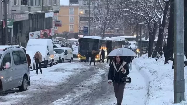 Güclü qar İstanbulda həyatı iflic etdi - FOTOLAR