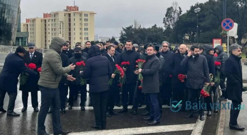 XİN nümayəndə heyəti Şəhidlər xiyabanında - FOTOLAR