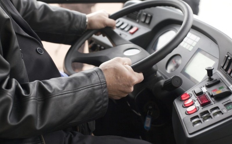 Avtobus sürücüsü küçədə döyüldü