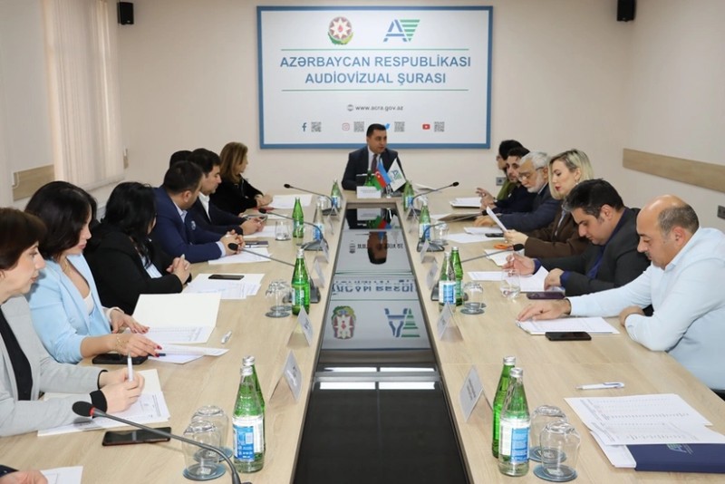 Teleaparıcılar Azərbaycan dilində qarşılığı olan 33 xarici söz işlədiblər