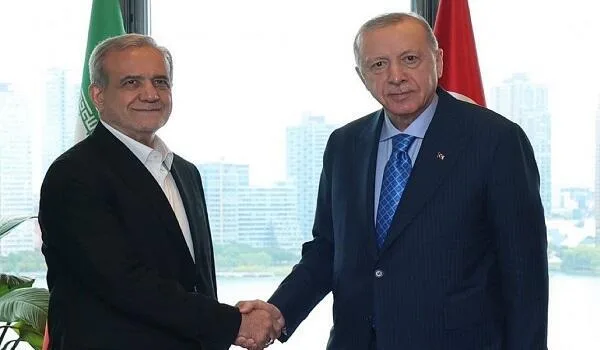 Ərdoğan Pezeşkianla bölgədəki hərbi gərginliyi müzakirə edib