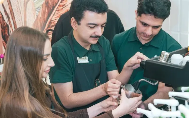 Alena Əliyeva onlarla kofe hazırladı - FOTOLAR