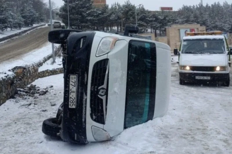 Qusarda mikroavtobus aşdı