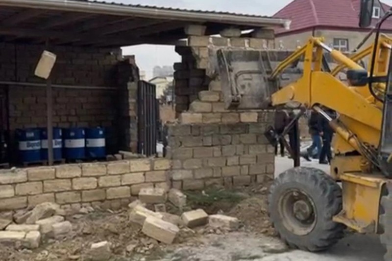 Xocasəndə qanunsuz tikili söküldü - VİDEO