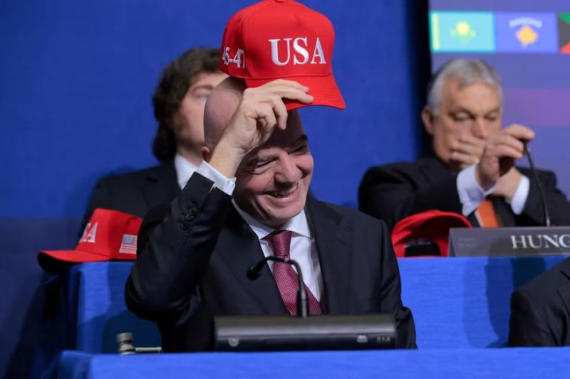 Trampdan FIFA prezidentinə: "...səndən və məndən böyük ulduzları gətirəcəksən"