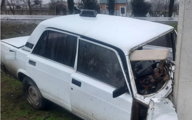 Oğuzda avtomobil ağaca çırpıldı - Xəsarət alanlar var