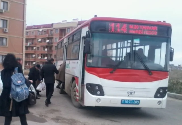 Avtobusu dayanacaqda saxlamır, nağd pul tələb edir... - 114A-da özbaşınalıq - FOTO