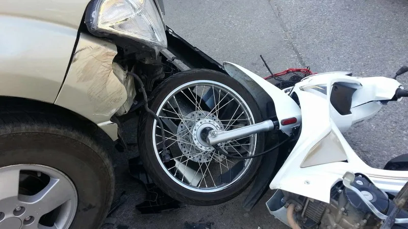 Moped divara çırpıldı - Sürücü öldü