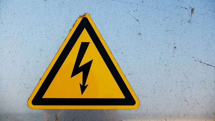 Daş karxanasında fəhləni elektrik cərəyanı vurdu