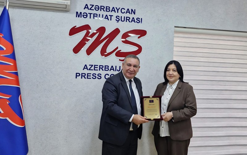 Mətbuat Şurası Billurə Hacızadəni təltif etdi - FOTO