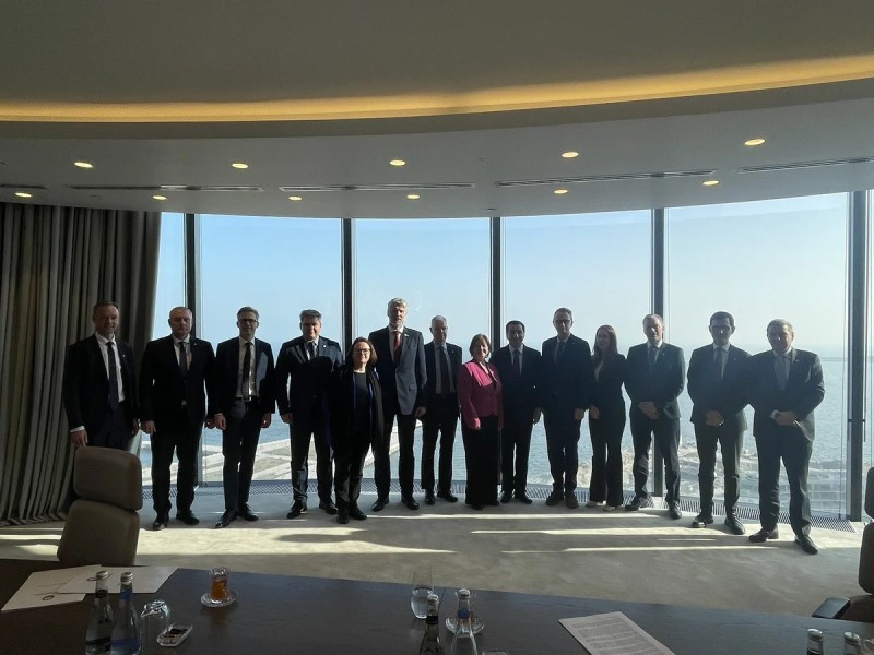 Hikmət Hacıyev siyasi direktorlar ilə fikir mübadiləsi apardı