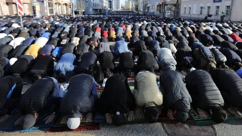 Küçədə namaz qadağan edildi