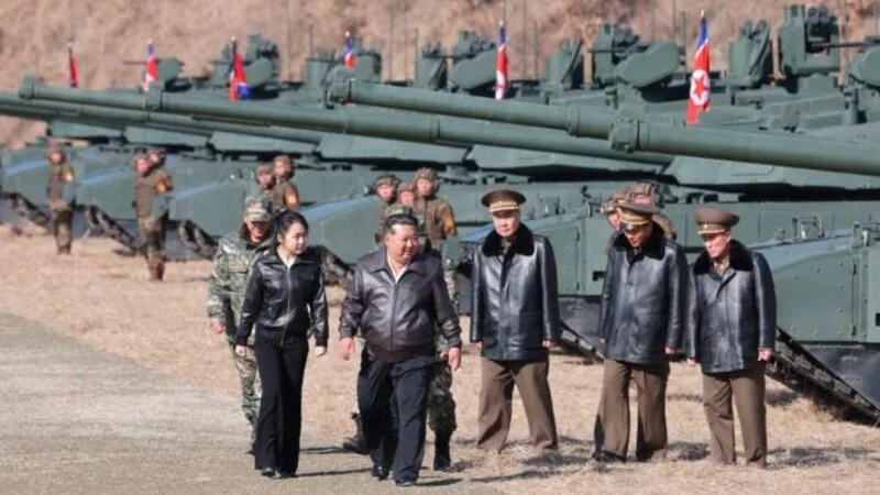 Kim Çen In yeni hərbi texnikanı sınaqdan keçirdi - Qızı ilə birlikdə