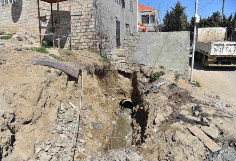 Bu ərazidə kanalizasiya çökdü, evləri su basdı - VİDEO