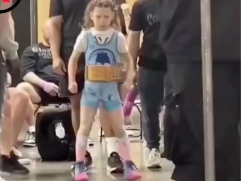 9 yaşı var, 84 kq QALDIRDI - VİDEO