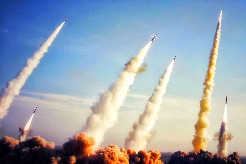 İran İsrailə genişmiqyaslı raket hücumu elan etdi