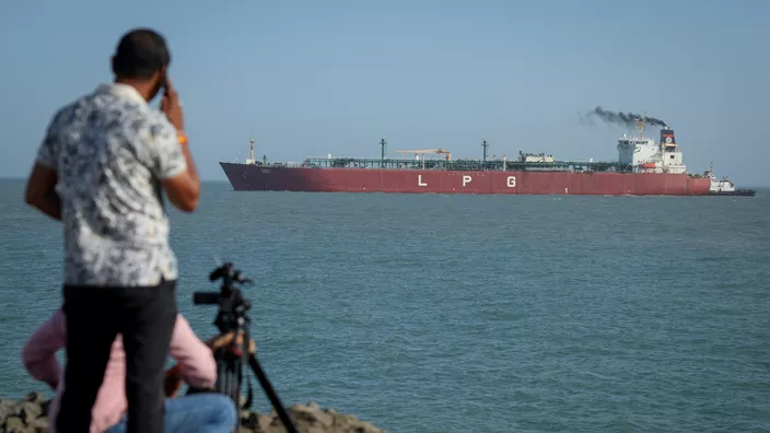 Tramp yumşalır: İran neftinin satışına icazə verib