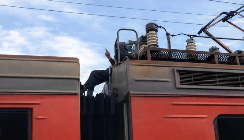 Qatarın damında DƏHŞƏT: Sərnişin diri-diri yandı - VİDEO