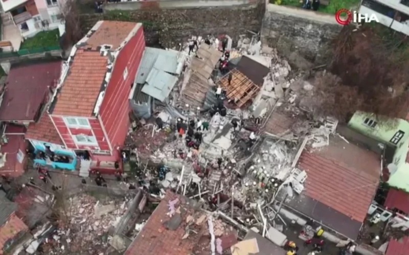 İstanbulda bina ÇÖKDÜ - YENİLƏNİB - VİDEO