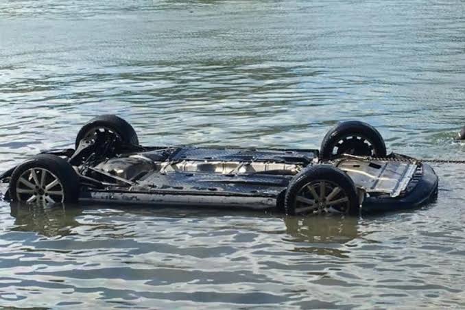 Lənkəranda avtomobil kanala aşıb, xəsarət alanlar var