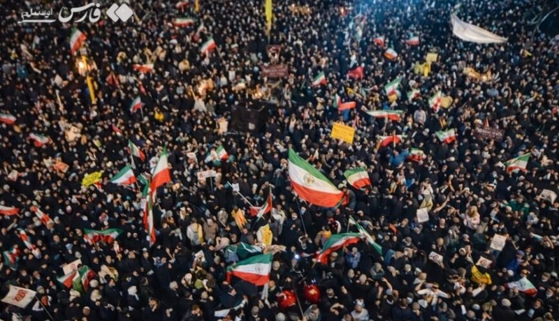 Ərdəbildə minlərlə insan ayağa qalxdı