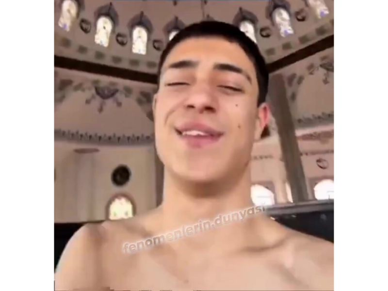 Məsciddə qalmaqallı GÖRÜNTÜ: Yarıçılpaq halda VİDEO çəkdi