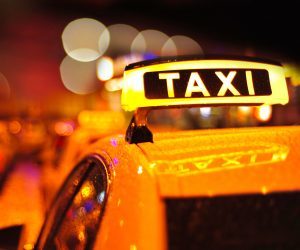 Oturduğu taksidə sürücüyə zor tətbiq etdi