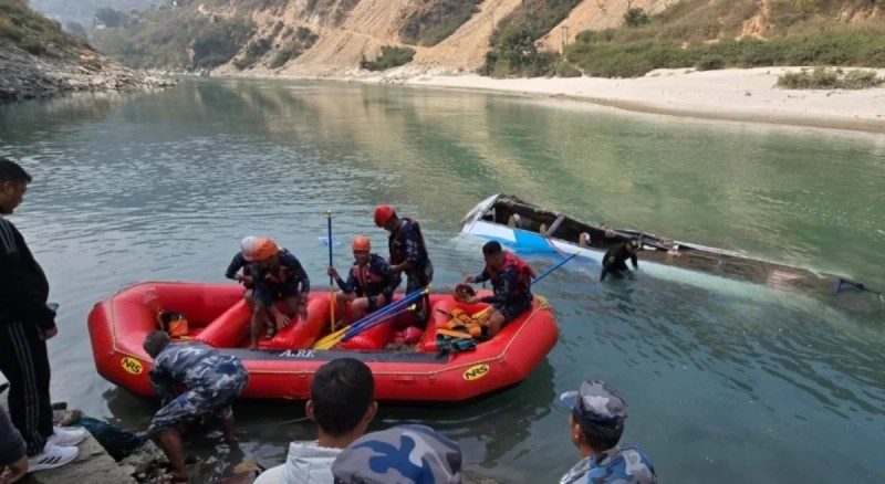 Avtobus çaya düşdü, 18 nəfər öldü