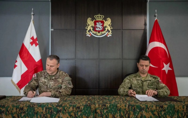 Türkiyə Gürcüstana hərbi texnika təhvil verdi