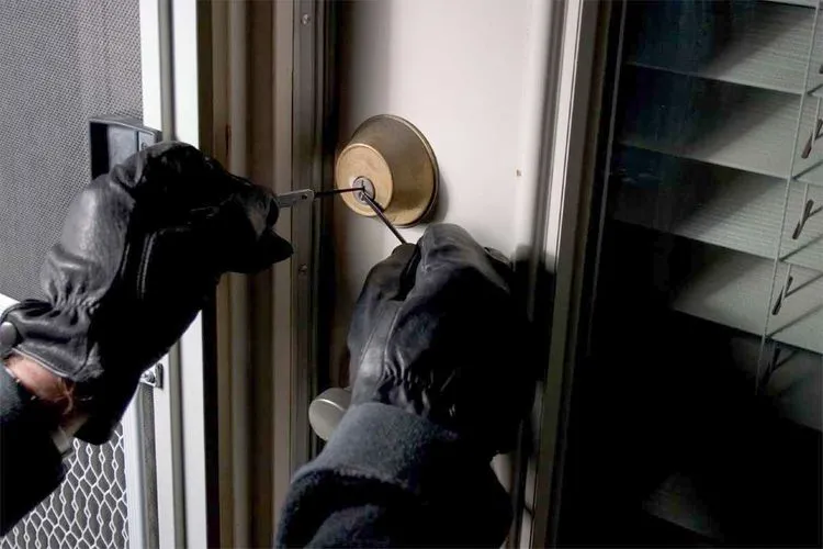 Sabunçuda evdən 6300 dollar oğurlandı